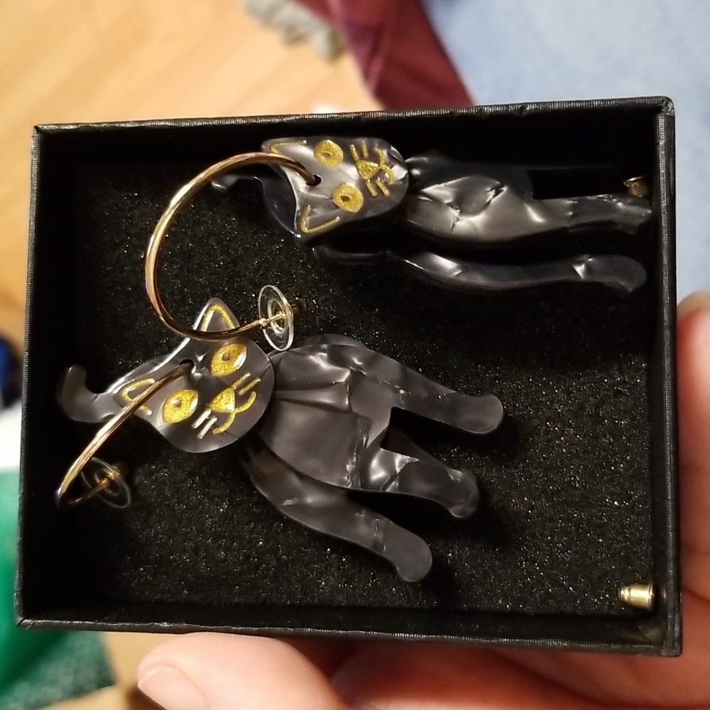 Dangle cat earrings
